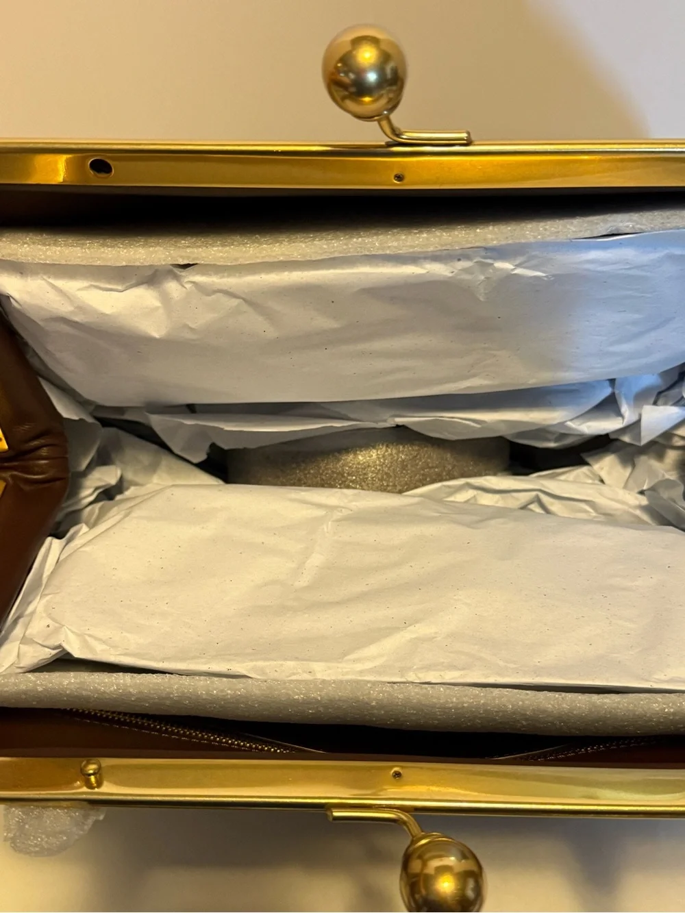 NWT: Coach large Kisslock in Maple